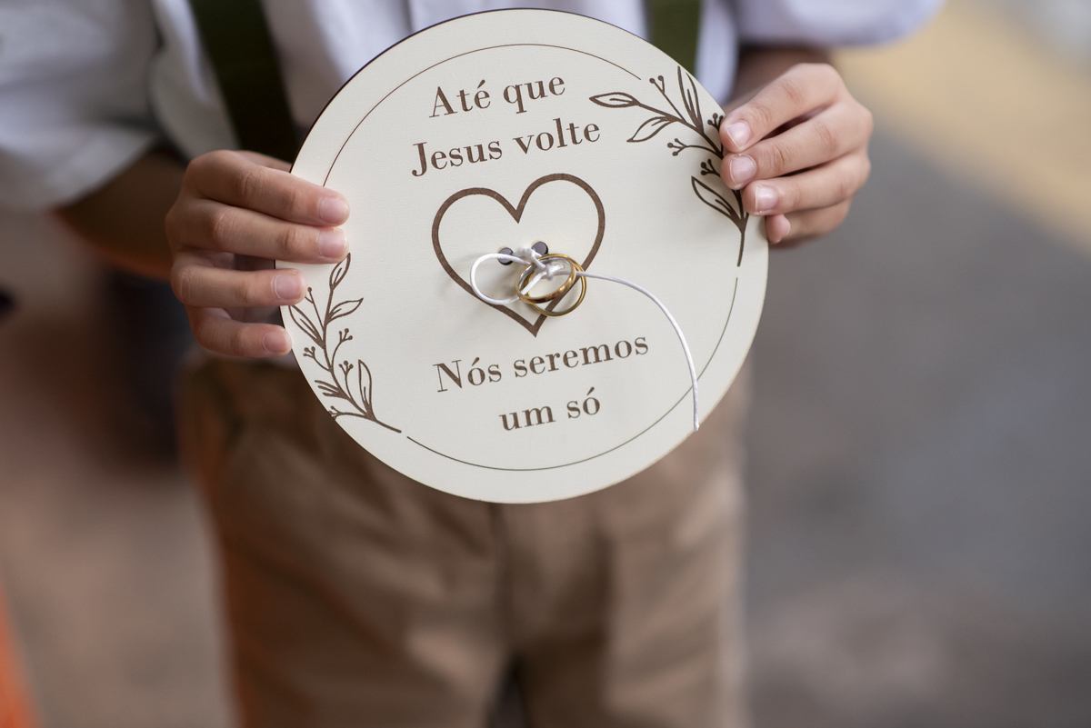 fotografo casamento bauru registra foto aliança em casamento intimista