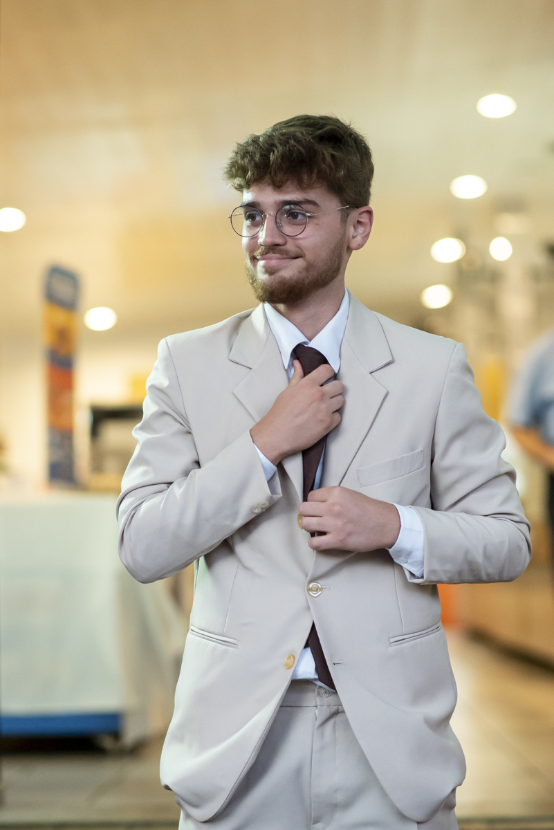 fotografo de casamento em bauru flagra noivo ansioso antes da cerimonia de mini wedding