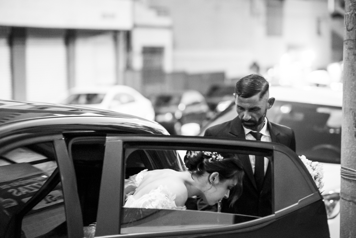 pai da noiva recebe sua filha na porta da igreja em casamento intimista na cidade de bauru e fotografo de casamento registra o momento espontaneo