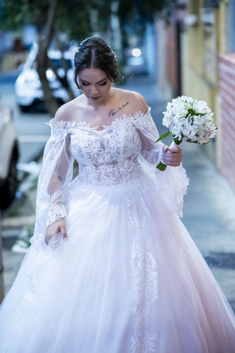 foto espontanea da noiva chegando na cerimonia de casamento intimista na cidade de bauru em soa paulo