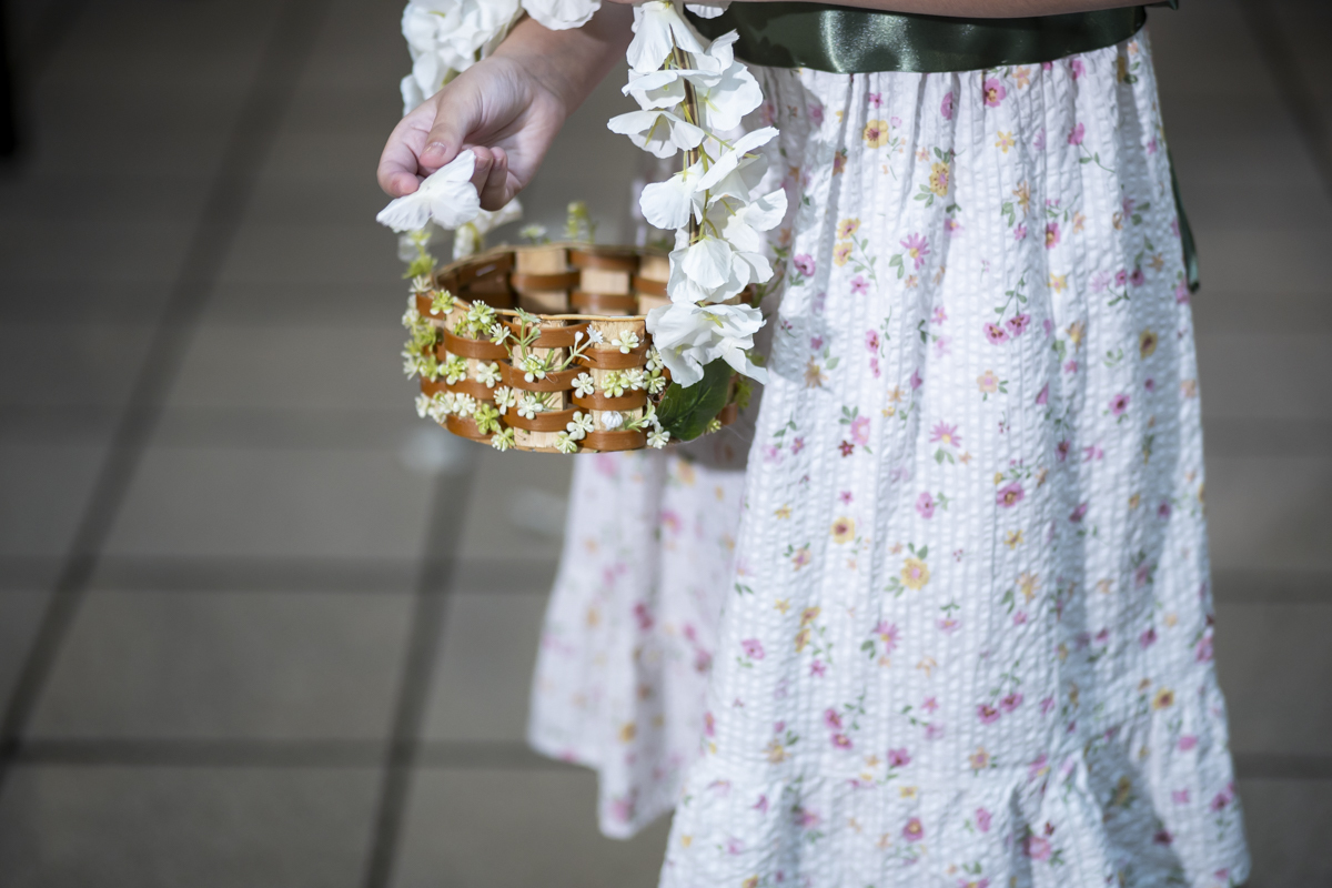 fotografo de casamento em bauru registra detalhe da florista em cerimonia de mini wedding