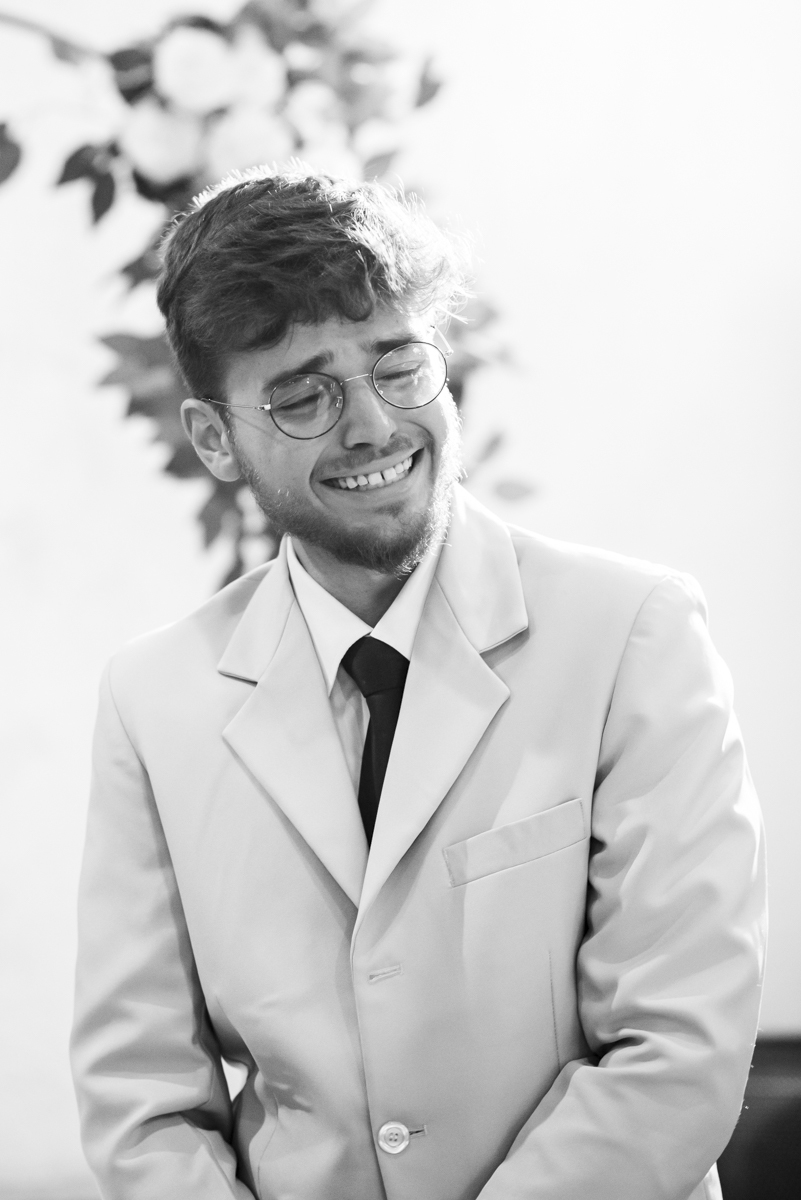 fotografo de casamento em bauru registra momento exato em que noivo se emociona ao ver a noiva entrando na igreja em cerimonia de casamento intimista de mini wedding com fotos espontaneas