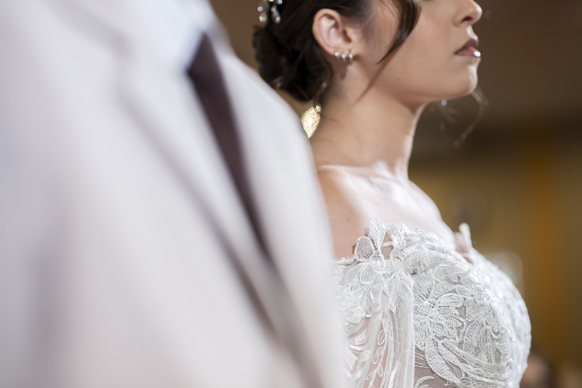 detalhe do vestido de renda da noiva em cerimonia de casamento na cidade de bauru e registrado pelo fotografo de casamento