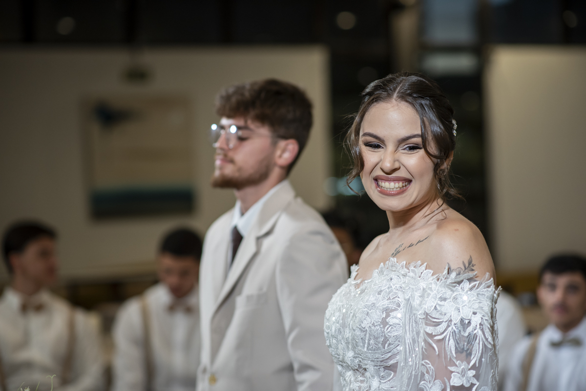 fotografo de casamento registra momento espontaneo da noiva e do noivo durante cerimonia intimista na cidade de bauru