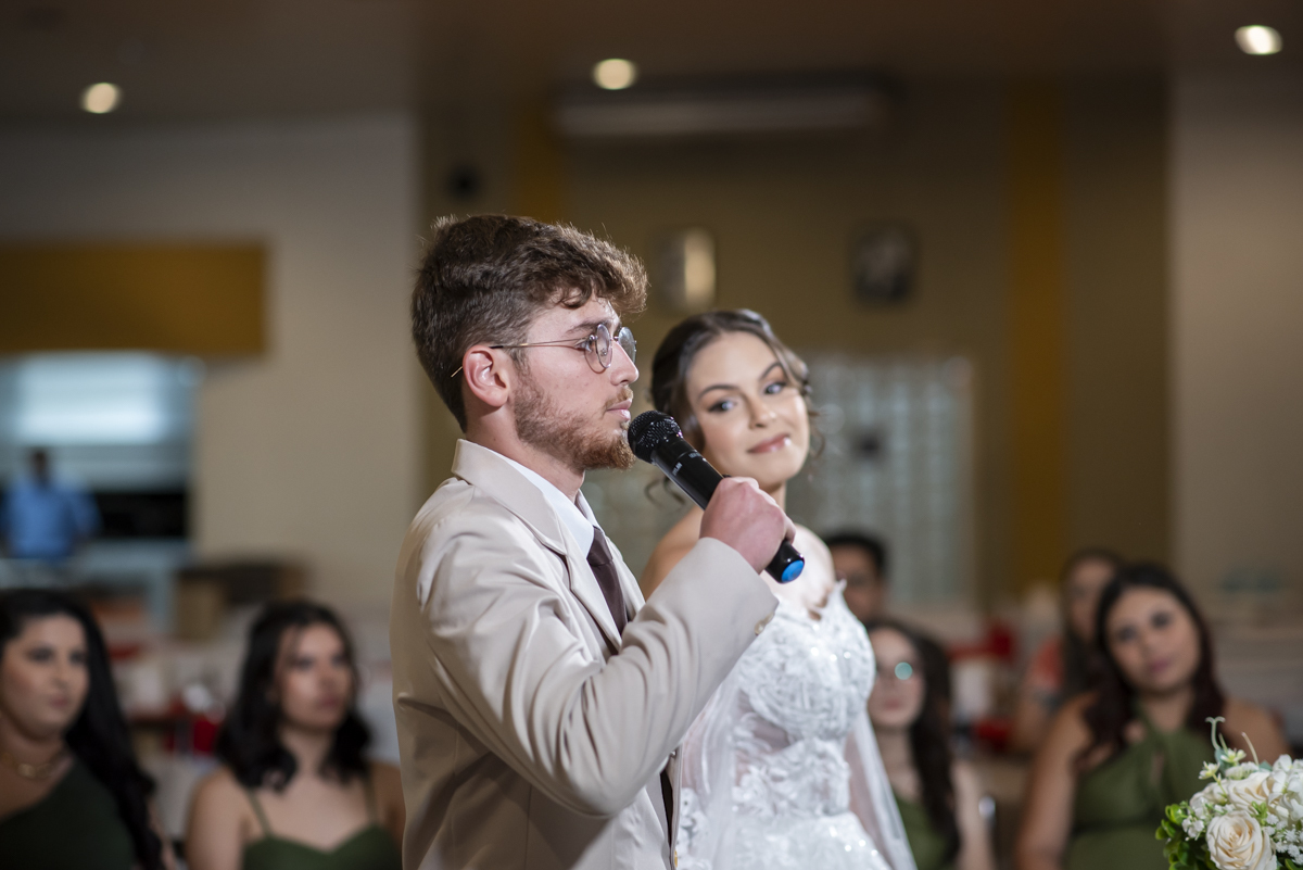 fotografo registra o momento exato do sim em cerimonia de casamento intimista na cidade de bauru