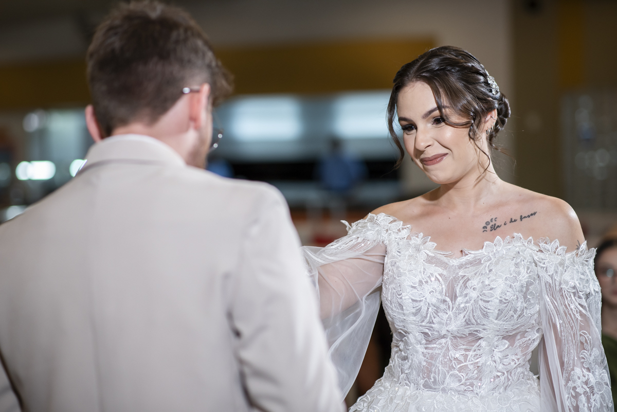 noiva apaixonada olhando para o noivo em cerimonia de mini wedding em bauru