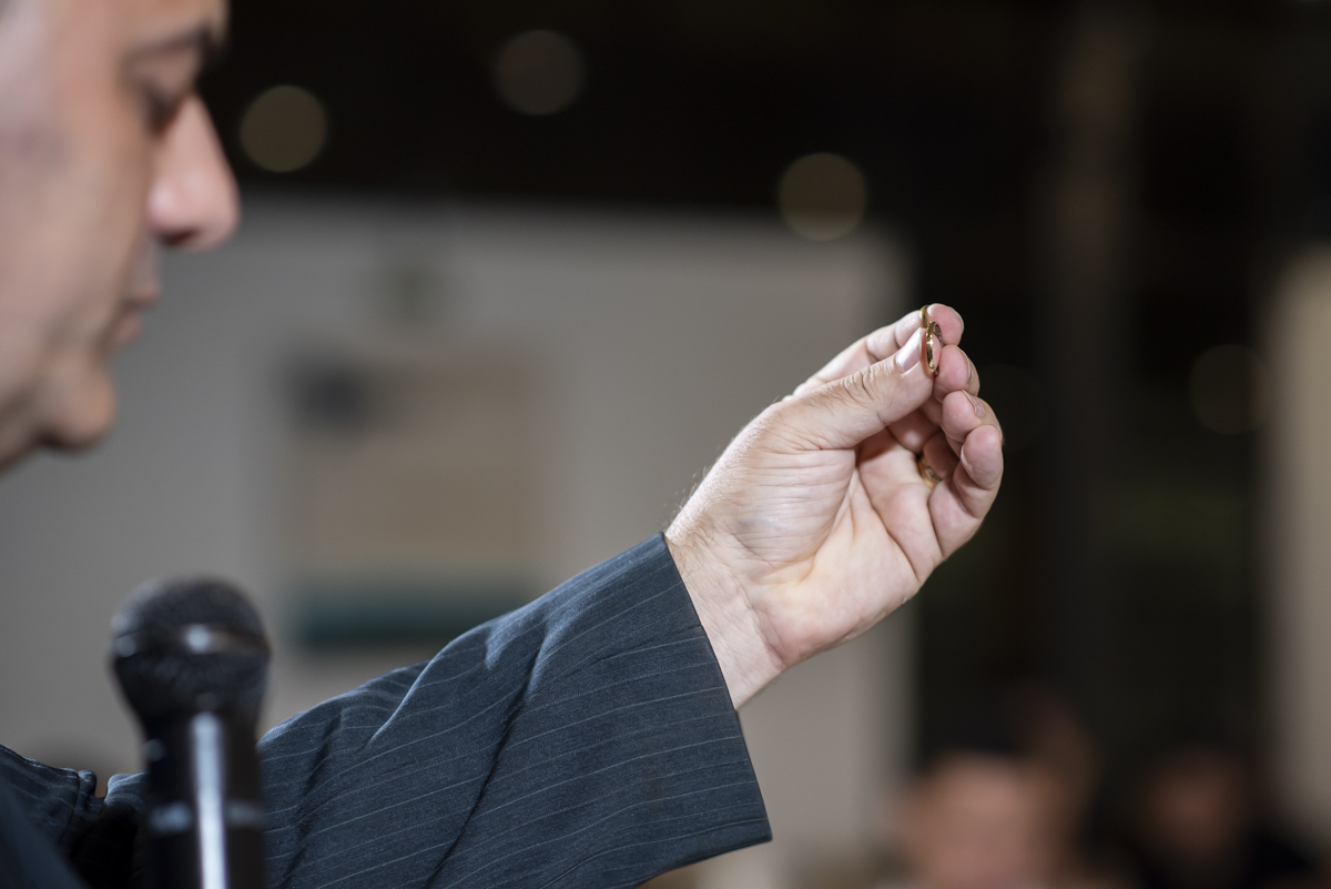 fotografo de casamento em bauru registra detalhe incrivel das alianças durante cerimonia de casamento intimista