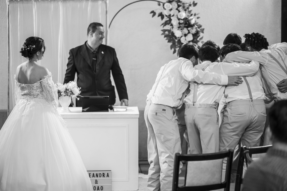 fotografo de casamento em bauru registra momento descontraido e viral dos noivos durante cerimonia de casamento em bauru