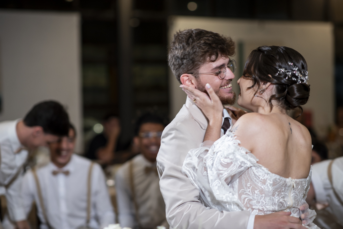 o beijo dos noivos durante cerimonia de casamento em bauru