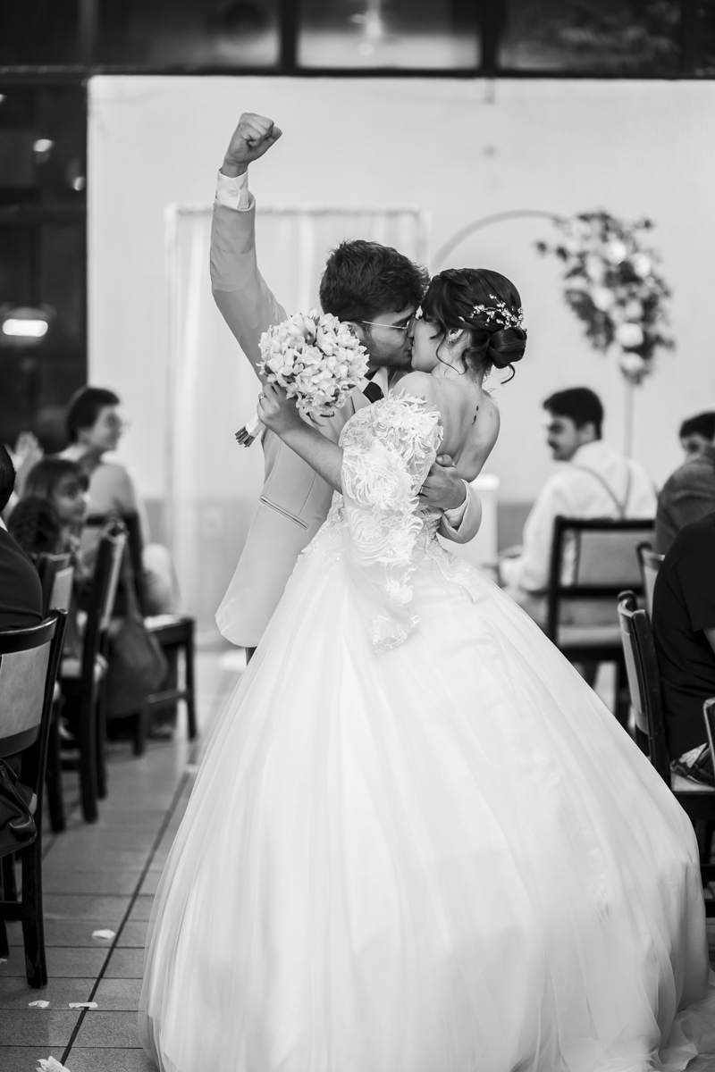 momento de comemoração dos noivos em cerimonia de casamento intimista em bauru e registrado pelo fotografo