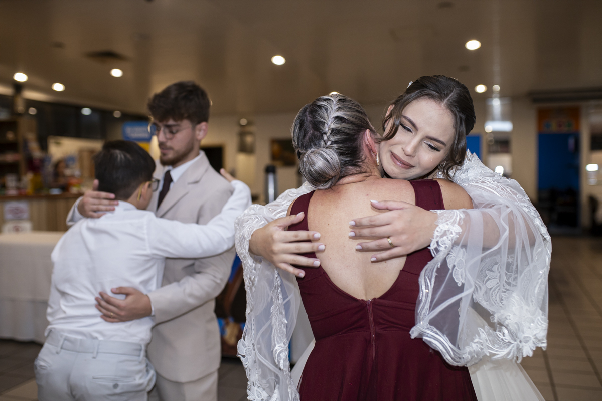 fotografo de casamento em bauru registra momento espontaneo de pura emoção durante cerimonia intimista em bauru