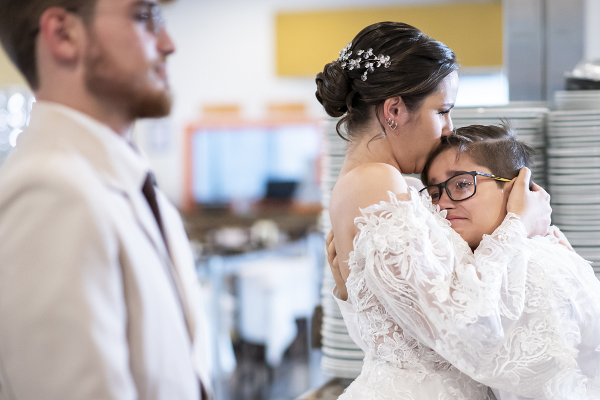 fotografo de casamento em bauru flagra momento de emoção entre pajem e noiva em cerimonia de mini wedding