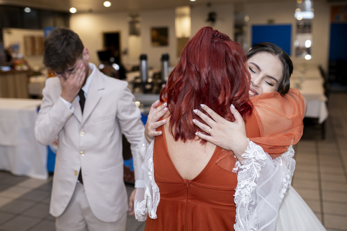 fotografo faz registro espontaneo da emoção dos noivos em cerimonia intimista de casamento