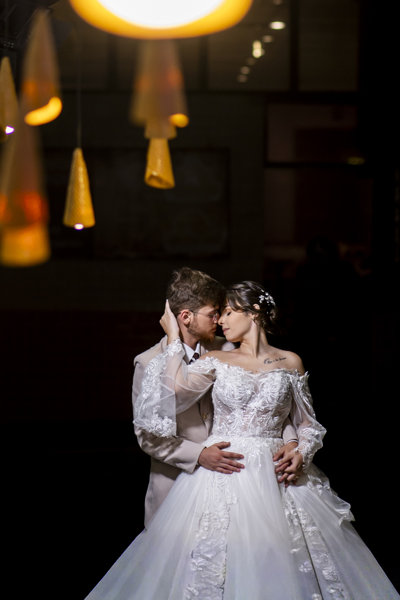 fotografo de casamento em bauru faz fotografia incrível dos noivos durante ensaio após cerimônia de casamento intimista de mini wedding