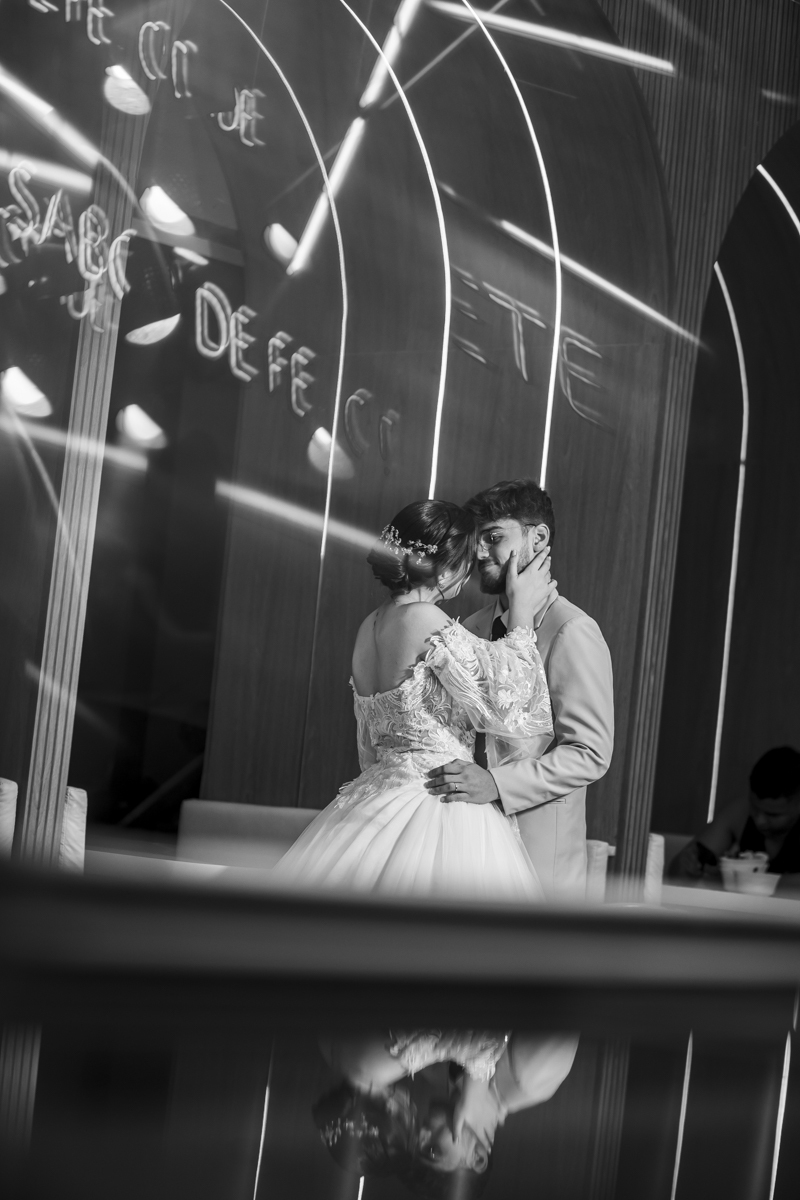 fotografo de casamento em bauru faz fotografia incrível dos noivos durante ensaio após cerimônia de casamento intimista de mini wedding