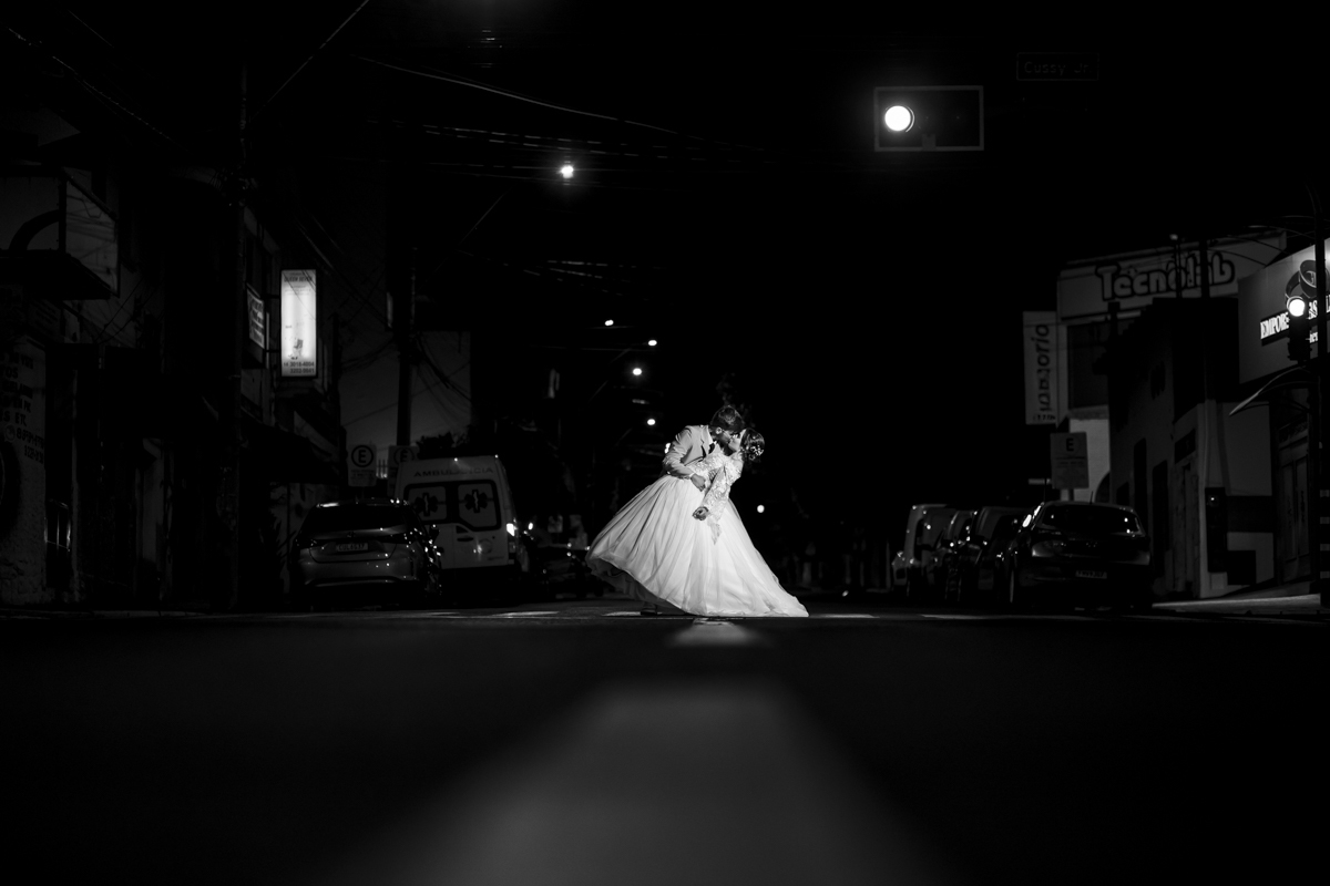 fotografo de casamento em bauru faz fotografia incrível dos noivos durante ensaio após cerimônia de casamento intimista de mini wedding