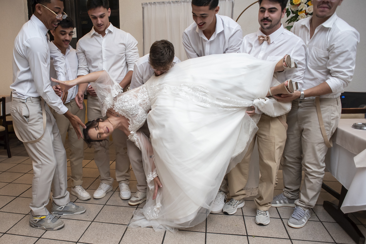 Fotografo de casamento em bauru registra momento em que noiva quase cai ao chao em cerimonia de casamento intimista em bauru