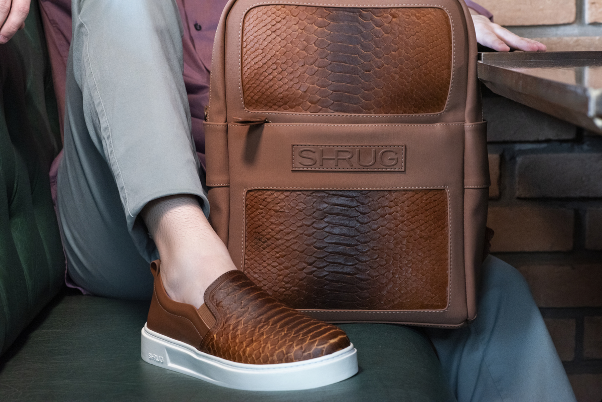 Fotografia comercial de tênis e mochila da coleção Shrug, produzida por Gabriel Amendoeira em Jaú, valorizando textura, acabamento, design e identidade visual dos produtos.