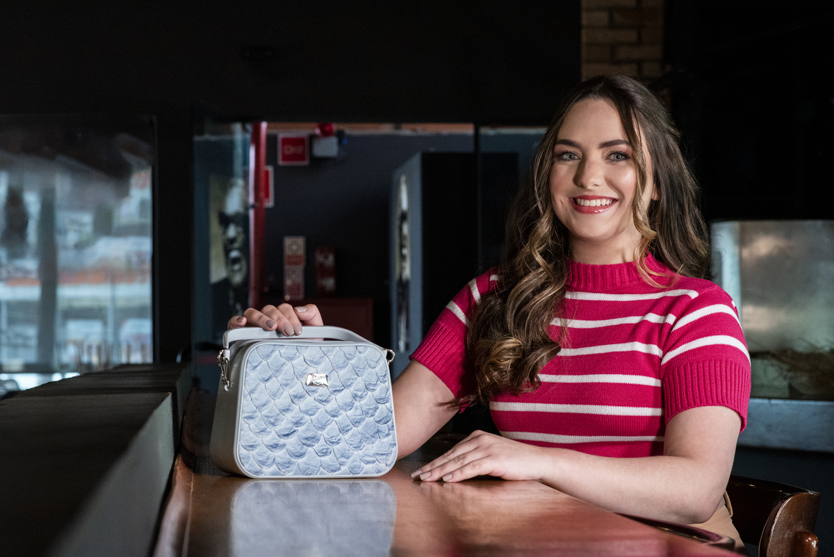 Fotografia comercial de tênis e mochila da coleção Shrug, produzida por Gabriel Amendoeira em Jaú, valorizando textura, acabamento, design e identidade visual dos produtos.