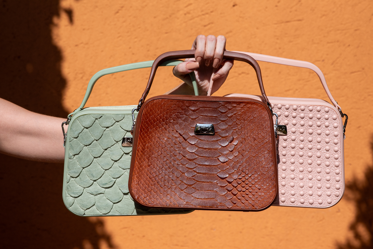 Fotografia comercial de tênis e mochila da coleção Shrug, produzida por Gabriel Amendoeira em Jaú, valorizando textura, acabamento, design e identidade visual dos produtos.