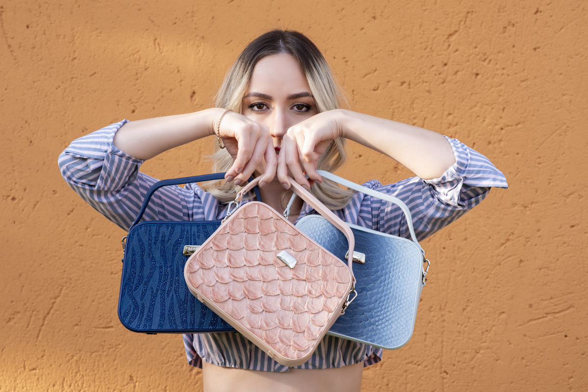 Fotografia comercial de tênis e mochila da coleção Shrug, produzida por Gabriel Amendoeira em Jaú, valorizando textura, acabamento, design e identidade visual dos produtos.