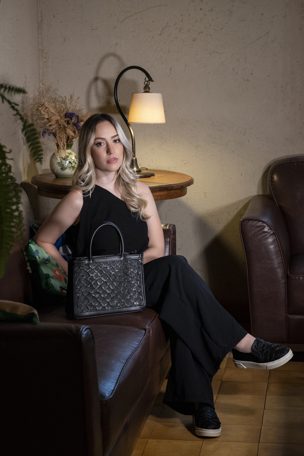 Fotografia comercial de tênis e mochila da coleção Shrug, produzida por Gabriel Amendoeira em Jaú, valorizando textura, acabamento, design e identidade visual dos produtos.