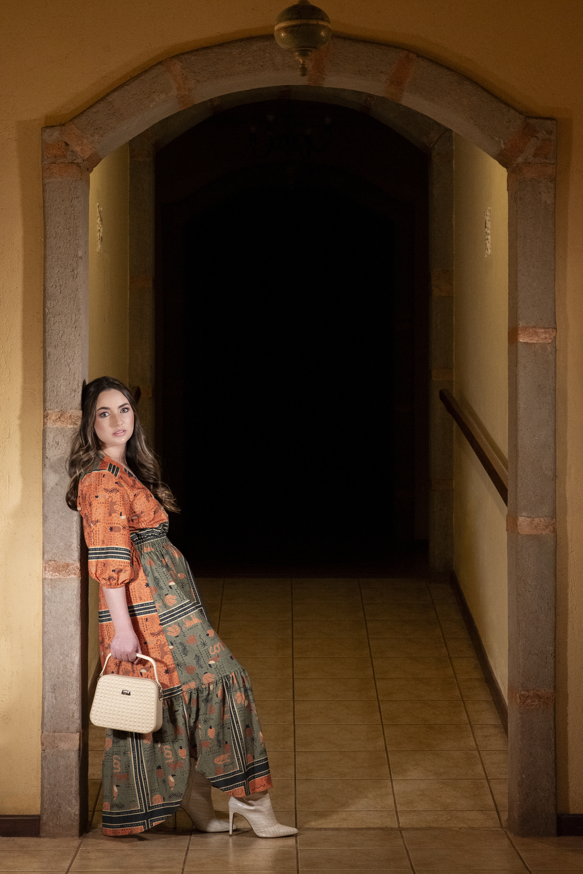 Fotografia comercial de tênis e mochila da coleção Shrug, produzida por Gabriel Amendoeira em Jaú, valorizando textura, acabamento, design e identidade visual dos produtos.