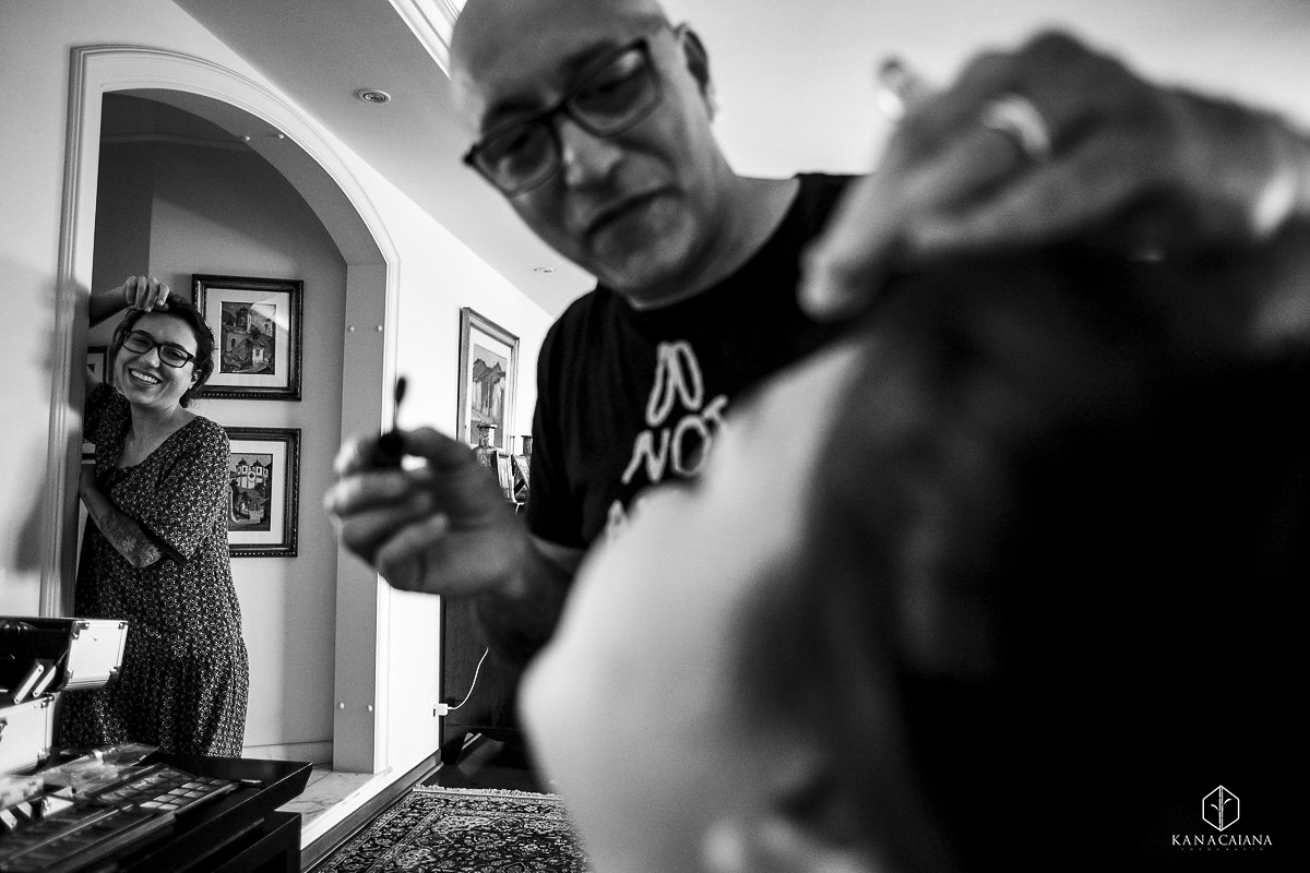 Making Of noiva no casamento em são Paulo SP com noiva observando a irmã se maquiar