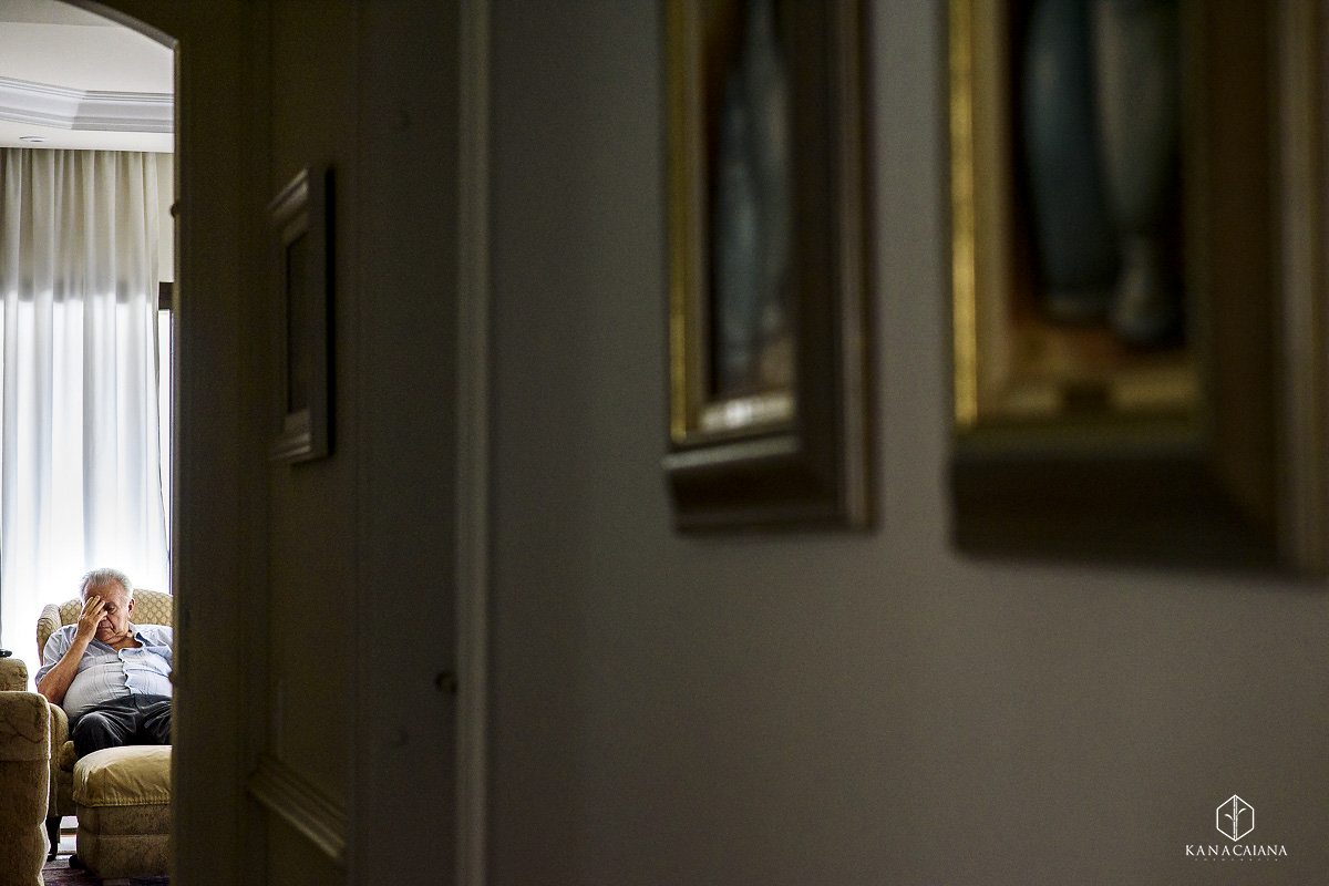 Making Of noiva no casamento em são Paulo SP com avô descansando no sofá