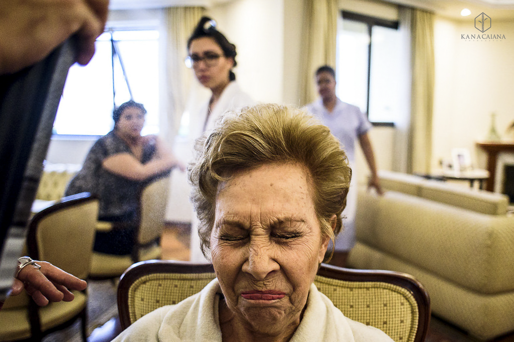 Making Of noiva no casamento em são Paulo SP com avó fazendo careta