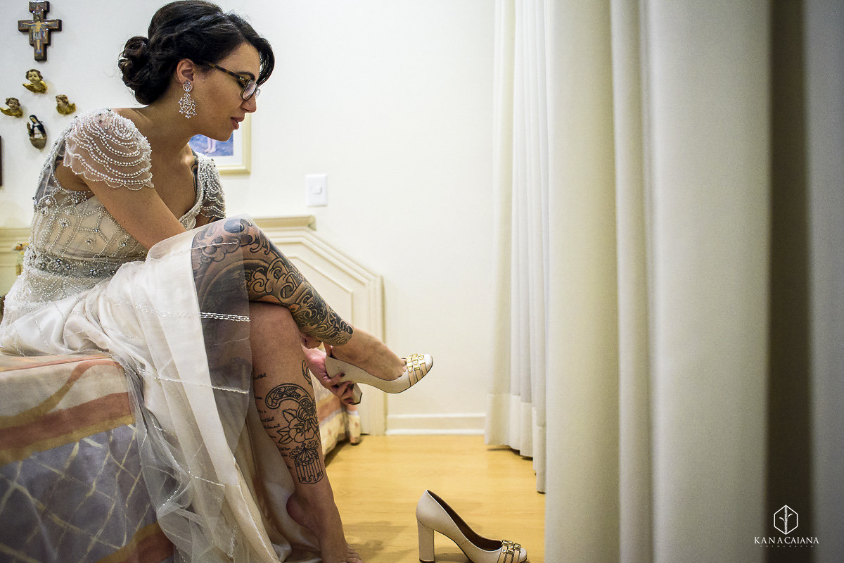 Making Of noiva no casamento em são Paulo SP com noiva tatuada colocando o sapato