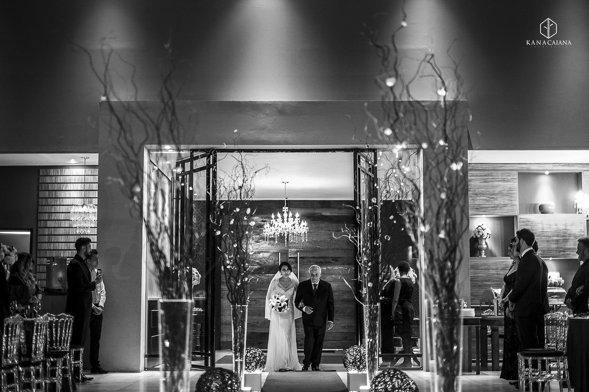 Cerimônia do casamento em são Paulo SP com noiva tatuada admirando entrando com seu avô