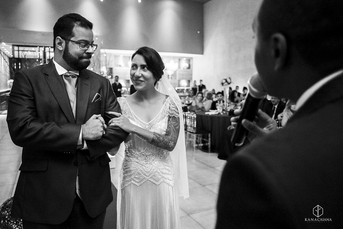 Cerimônia do casamento em são Paulo SP com casal de noivos se olhando apaixonados