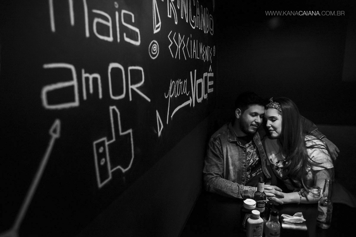 ensaio pré wedding Ana Helena e Daniel na hamburgueria brooks em jau sp por kana caiana fotografia de casamento