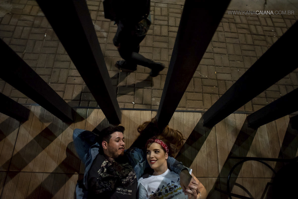 ensaio pré wedding Ana Helena e Daniel na hamburgueria brooks em jau sp por kana caiana fotografia de casamento