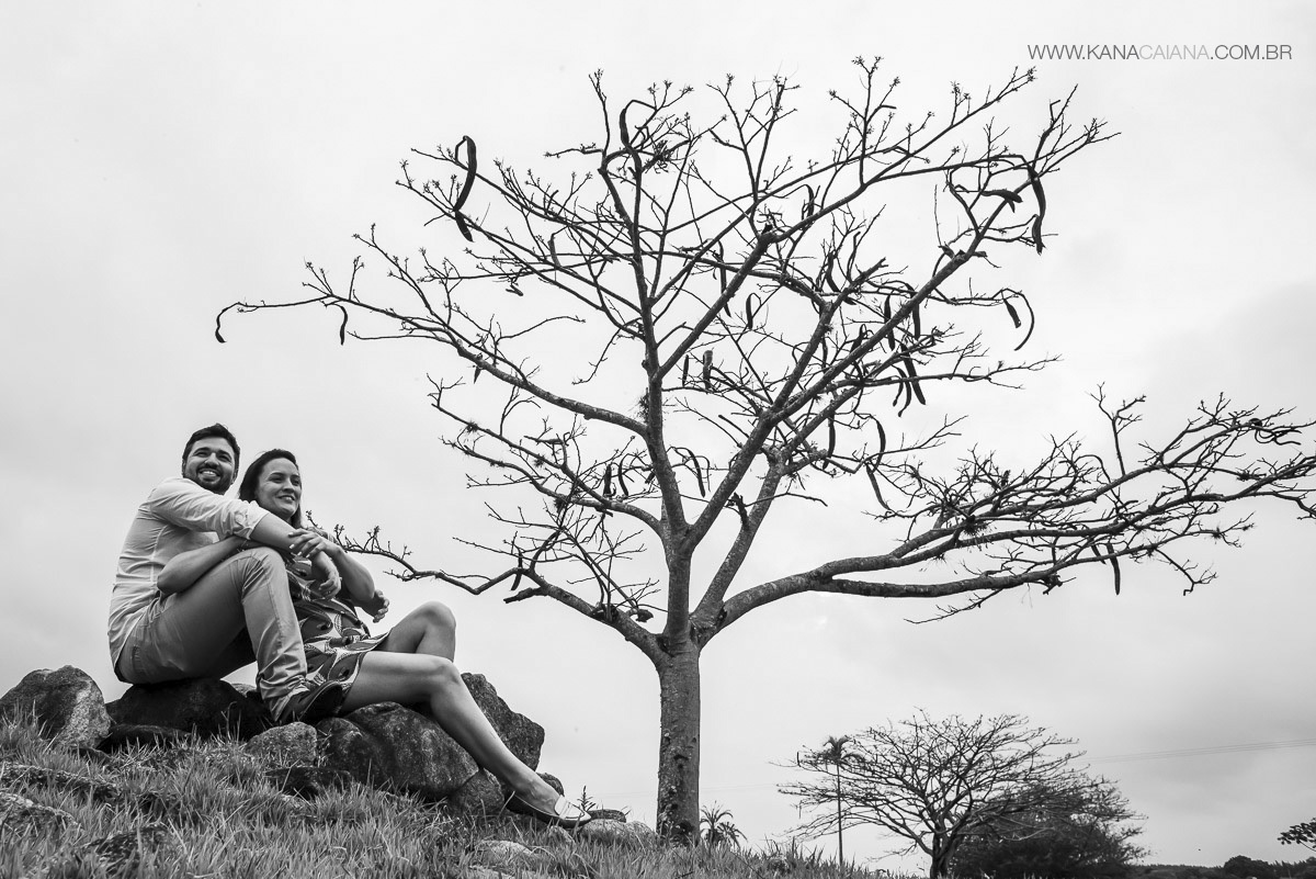 foto espontânea do casal durante ensaio pré casamento