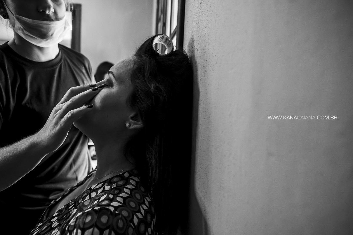 noiva se maquiando para o grande dia