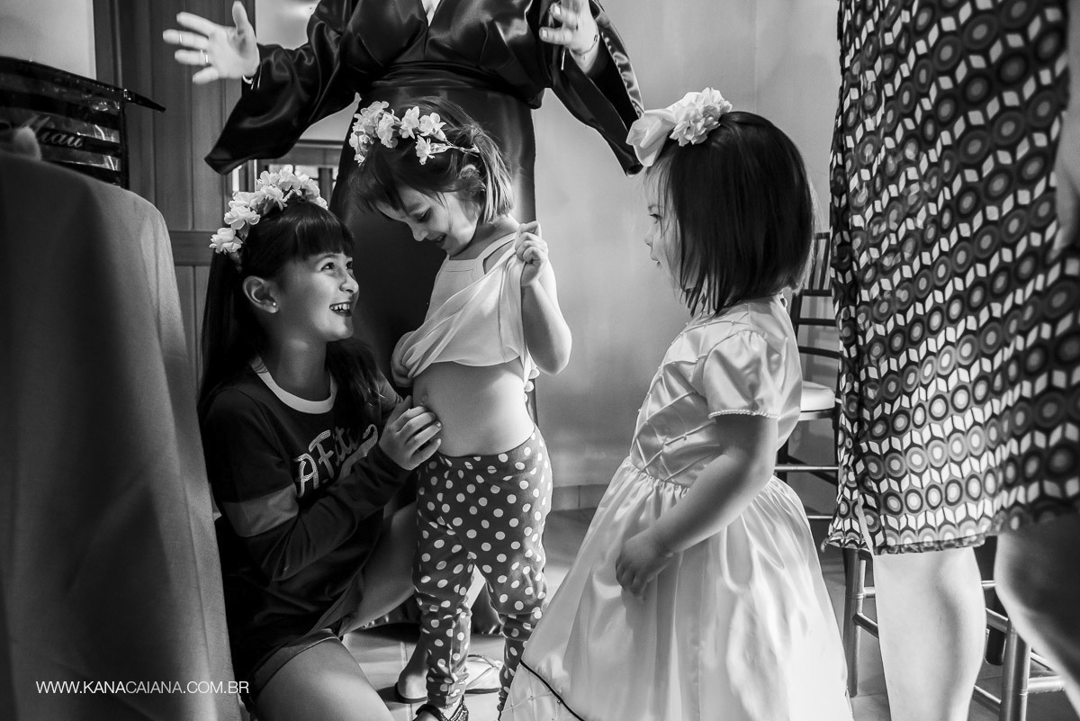 daminhas brincando no dia do casamento