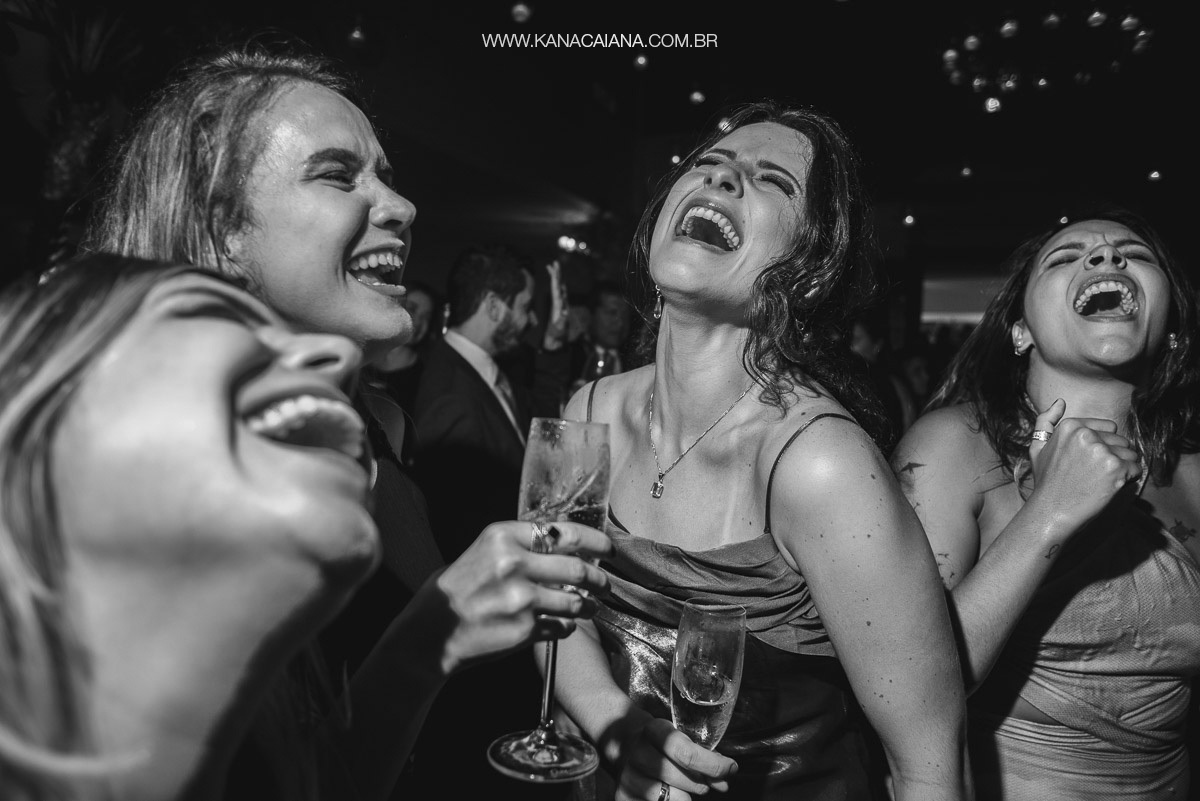 fotografo de casamento registra o momento exato das amigas dançando na pista