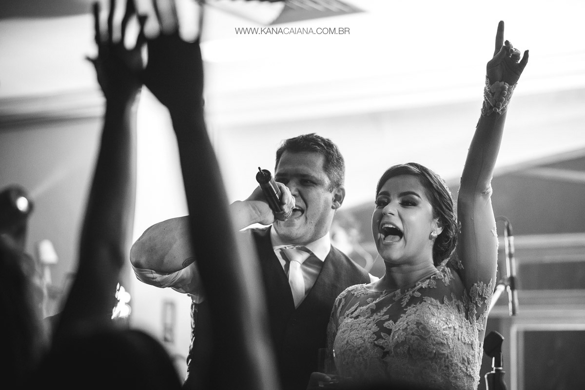 noivo canta para noiva durante festa de casamento