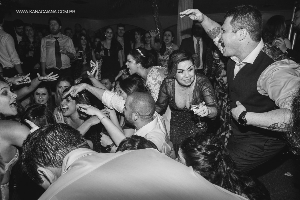 convidados do casamento no rio de janeiro abaixados no chão