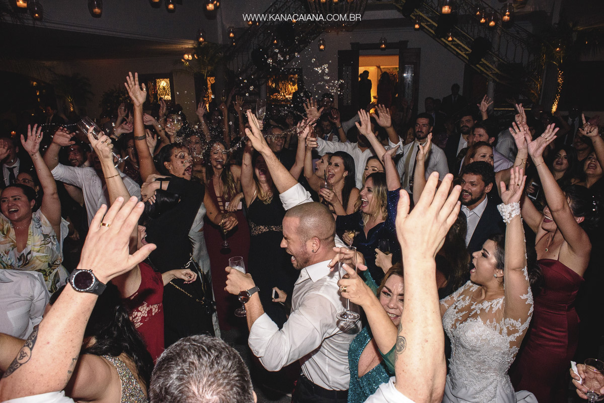 convidada do casamento joga bebida nos noivos