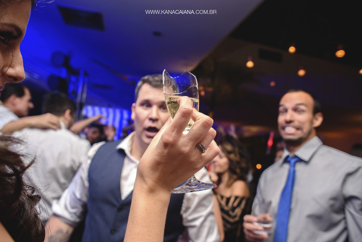 noivo fica assustado com copo quebrado durante festa do casamento