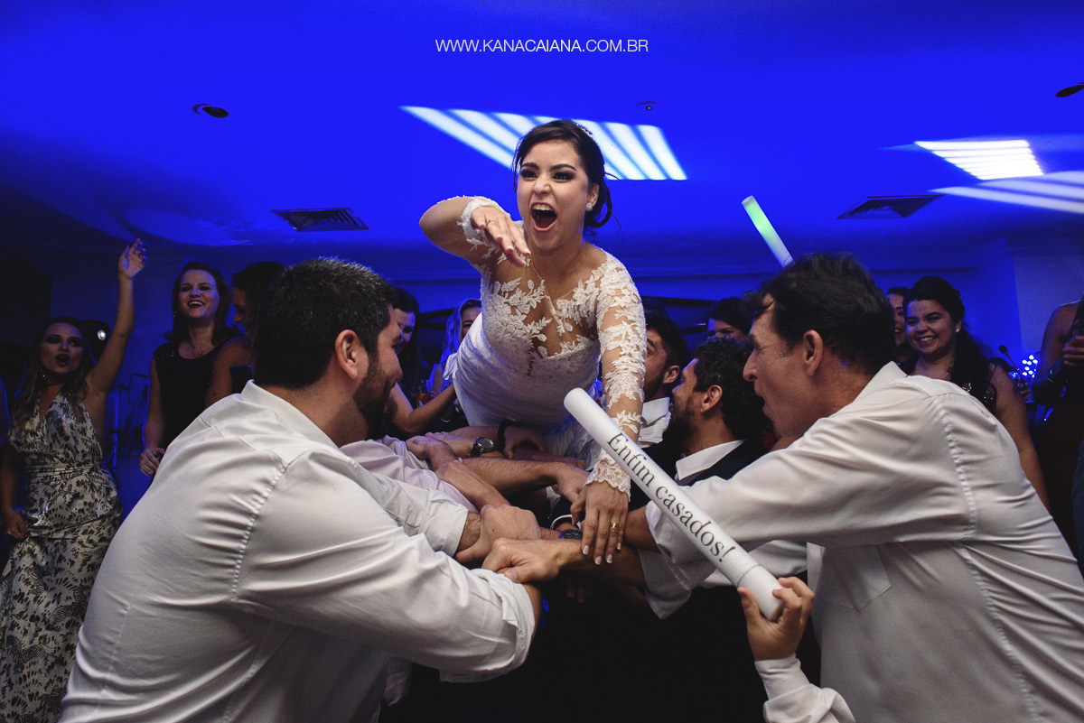 padrinhos jogando a noiva para o alto durante festa de casamento na villa riso no rio de janeiro