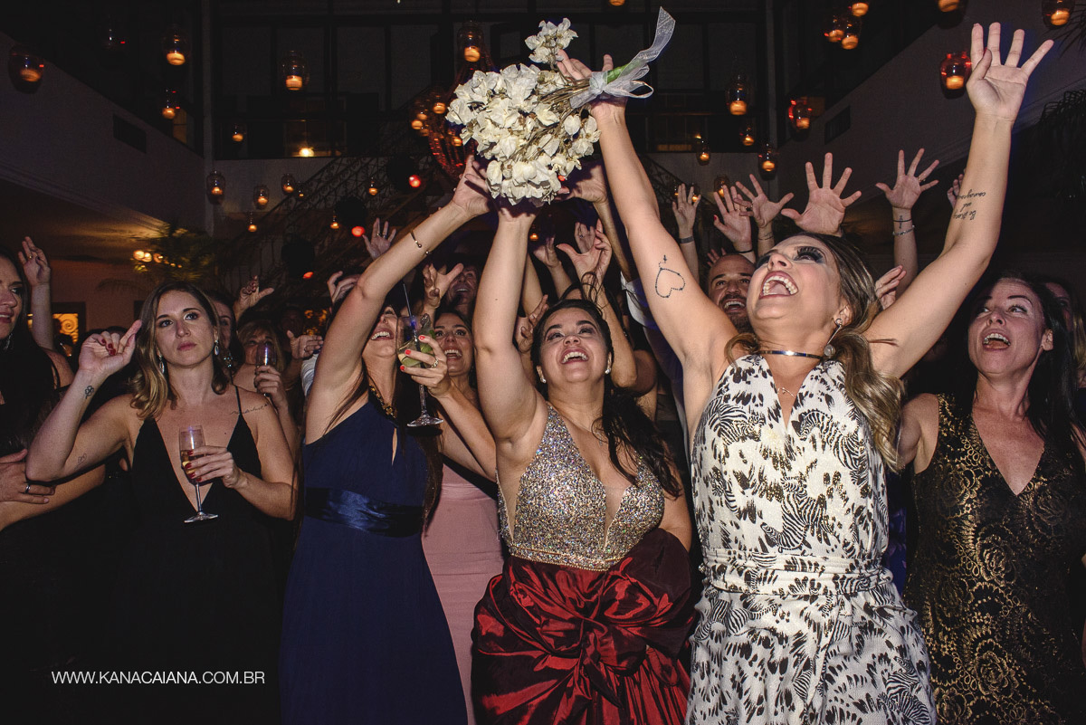 fotografo de casamento rj registra momento exato do buquê na villa riso no rio de janeiro