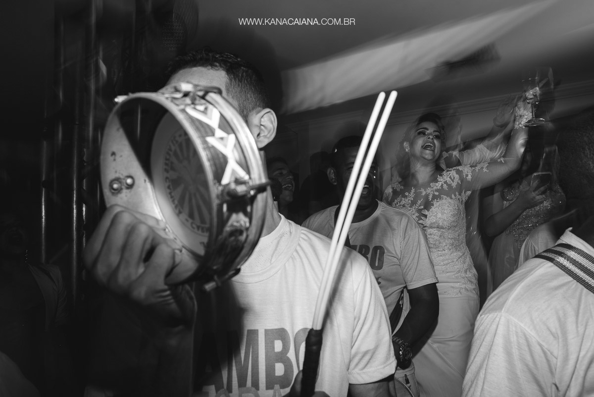 bateria de escola de samba anima festa de casamento na villa riso no rio de janeiro