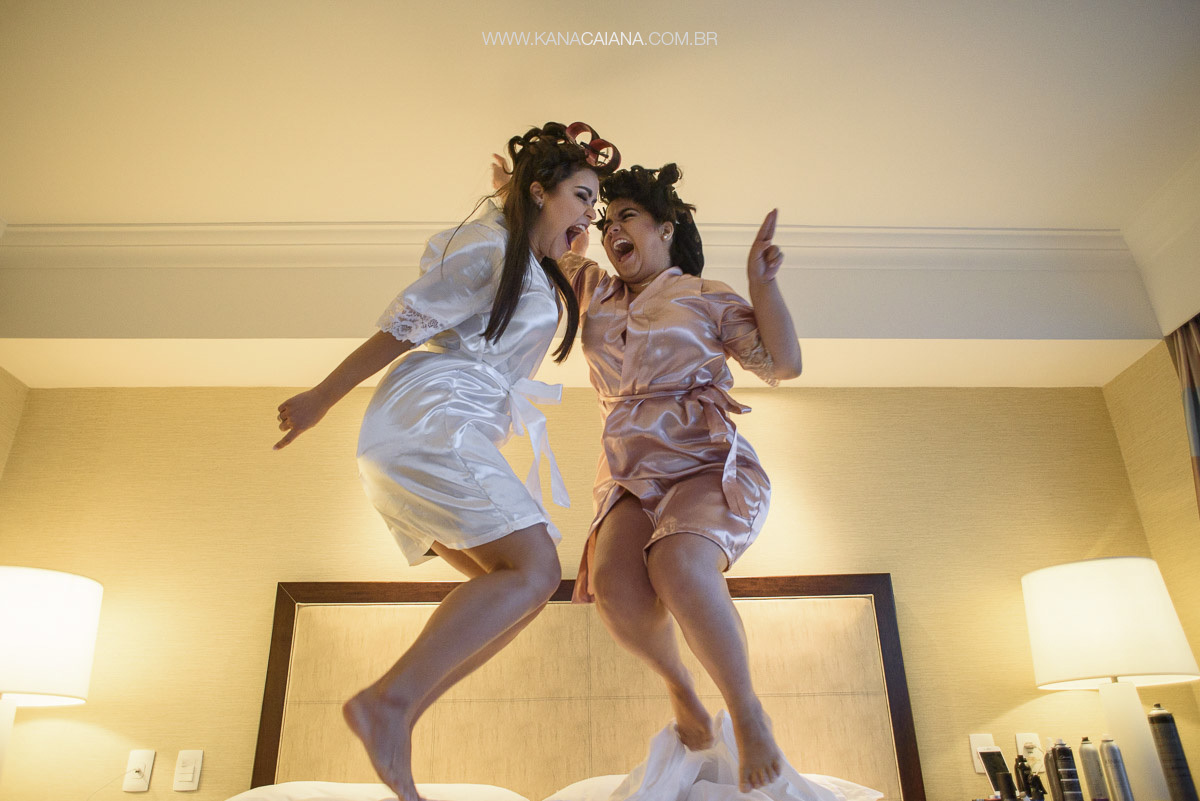noiva e madrinha pulam de alegria na cama