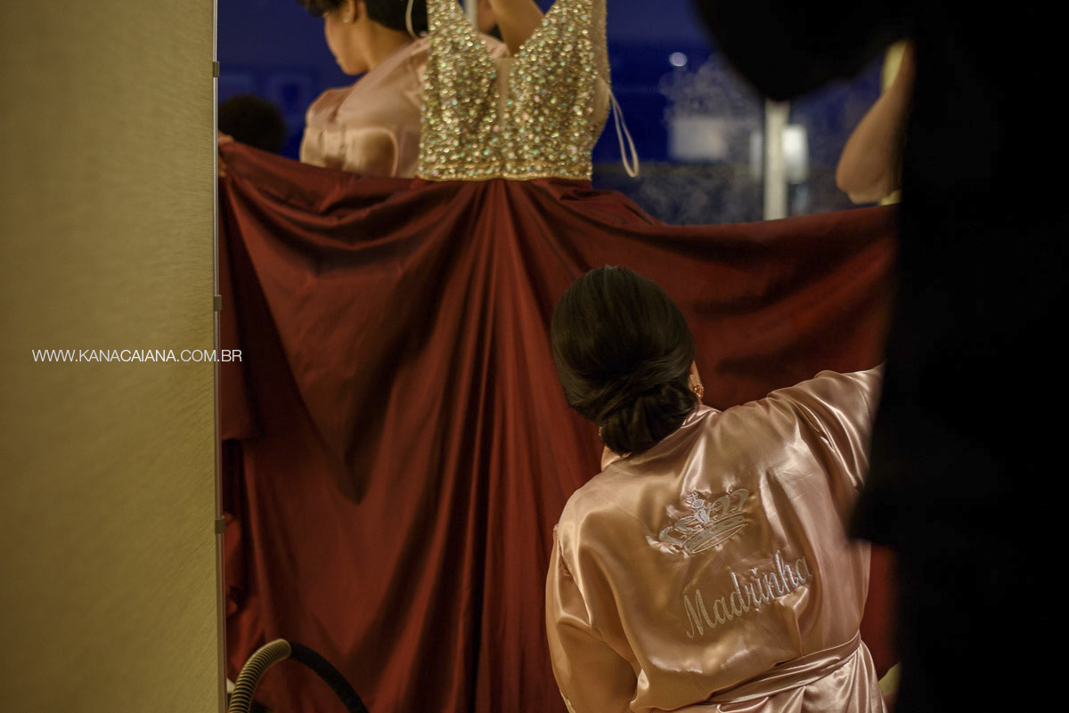 madrinha passando o vestido para o casamento