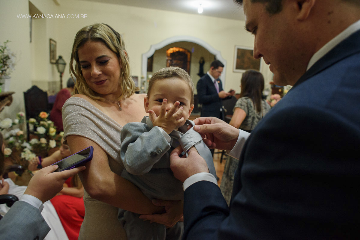 noivo dá nó de gravata no pagem antes da cerimônia de casamento