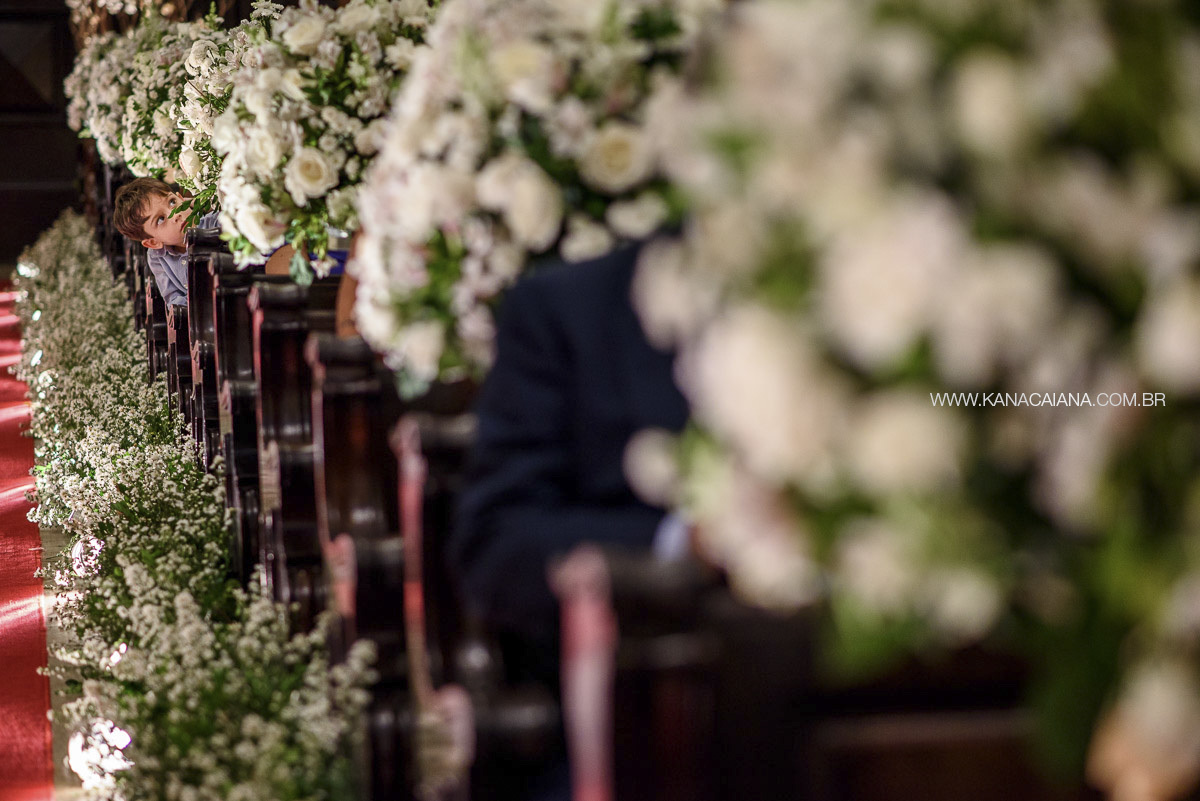 menino curioso na cerimônia religiosa de casamento na igreja